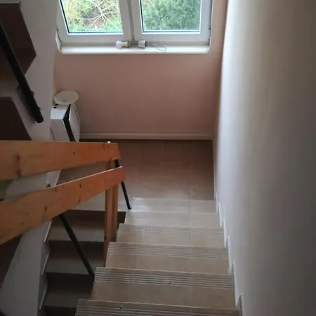 Tanie Nr 4 1-2 Osobowy Z Lazienka Na Korytarzu *